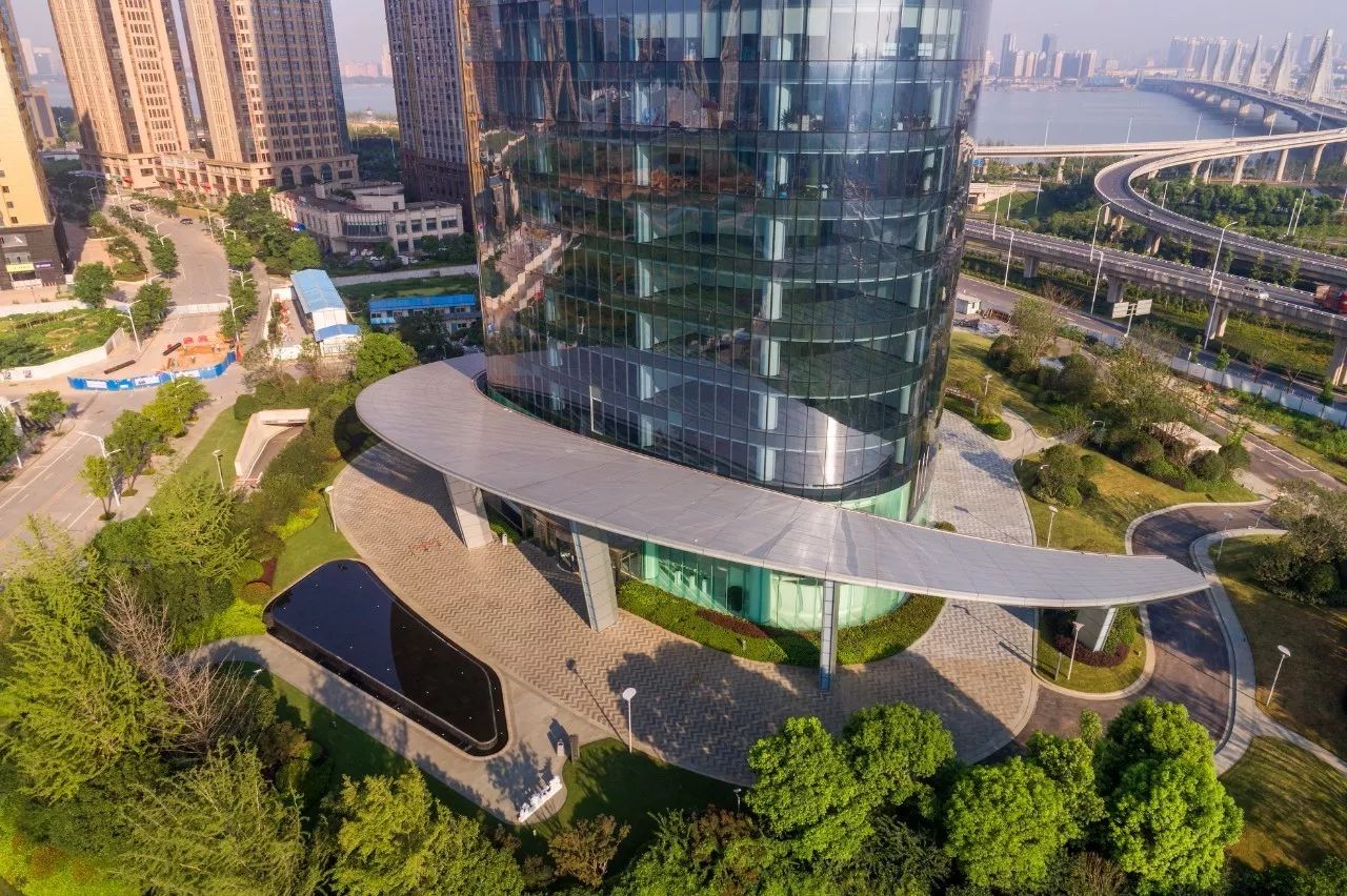 南昌新力中心塔楼直接落地，无裙房