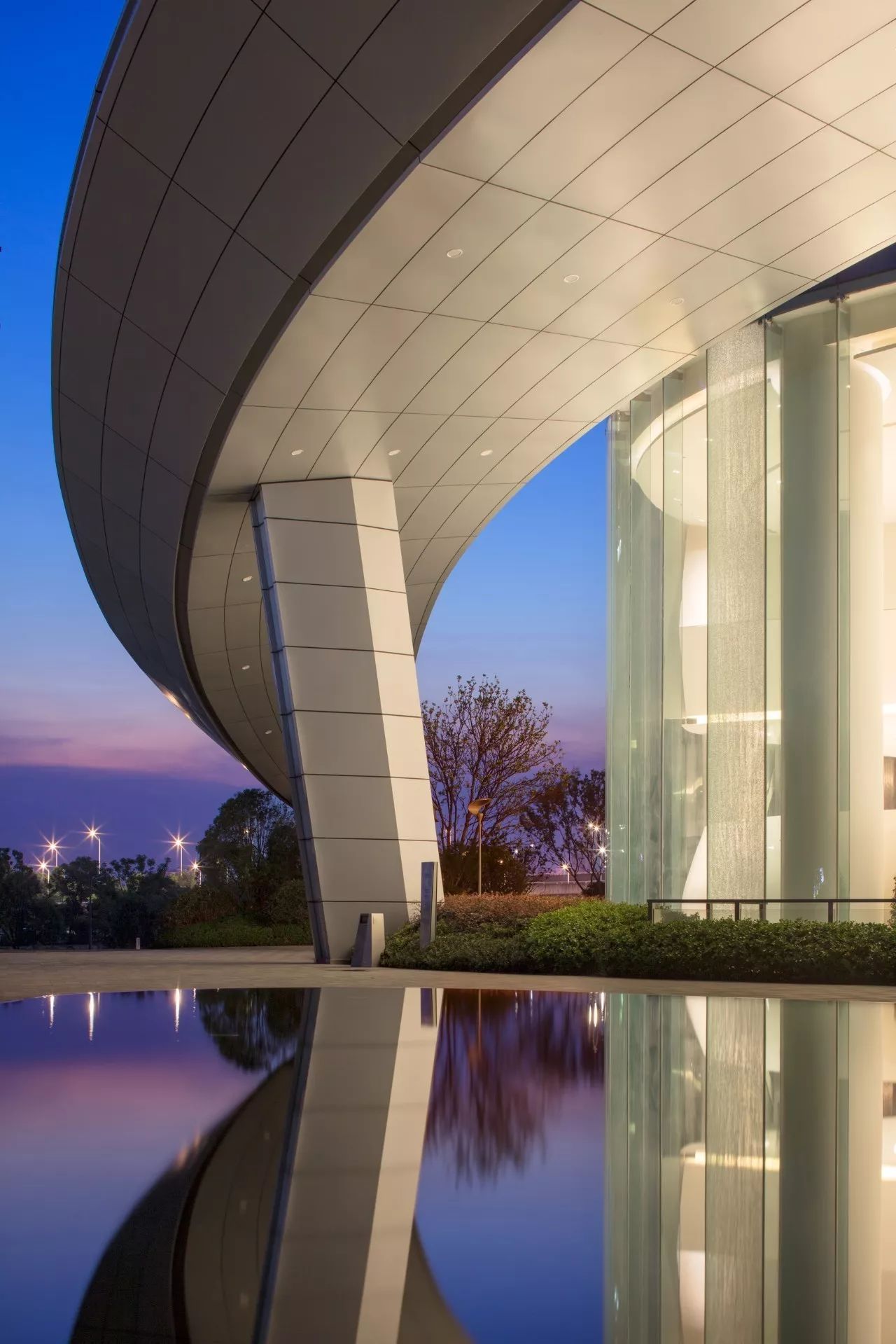 南昌新力中心塔楼直接落地，无裙房