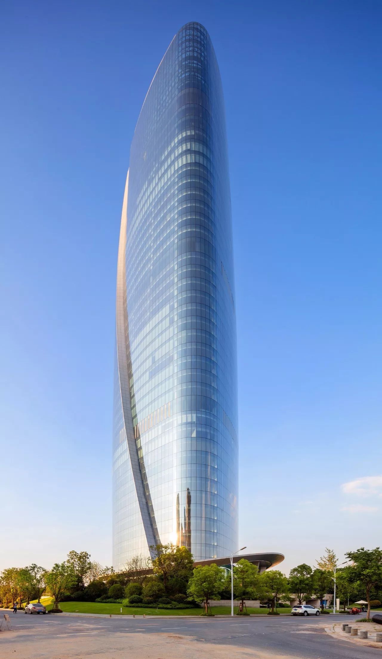 南昌新力中心塔楼直接落地，无裙房