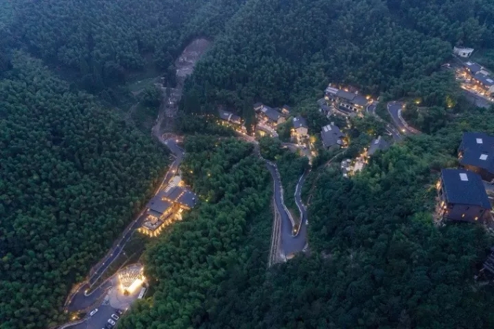 裸心堡接纳了轻质结构、、、切合山地的吊脚楼结构