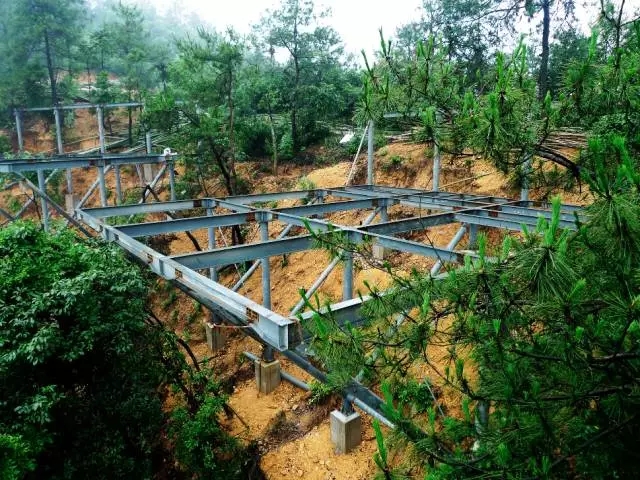 裸心堡接纳了轻质结构、、、切合山地的吊脚楼结构