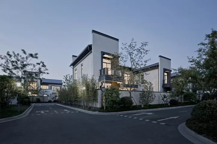 院内景观对公共区域可见，，，但并不滋扰使用者的私密需求