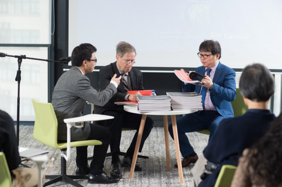 哈佛布斯克茨教授、杨丁亮先生与凯时AG集团总修建师黄向明现场书籍签发